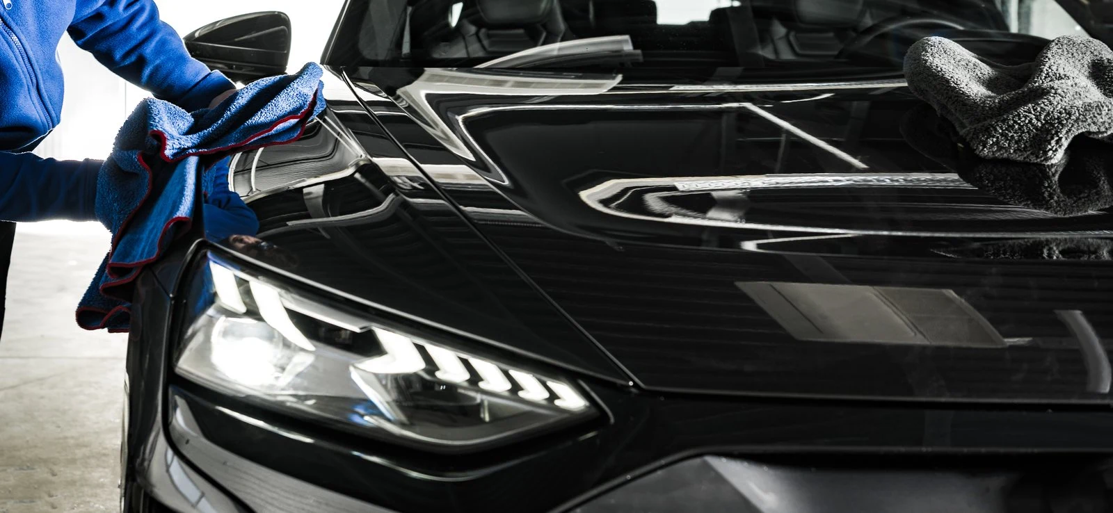 Biała Chevrolet Corvette C7 po detailingu przed studiem Lux Car w Zielonej Górze